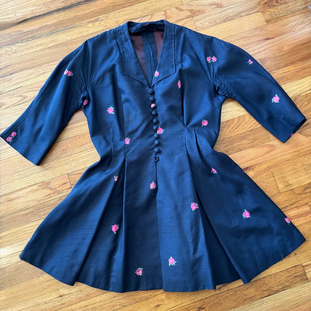 Vintage 50’s silk tunic / blouse / top with peplum waist. Floral. Button up.